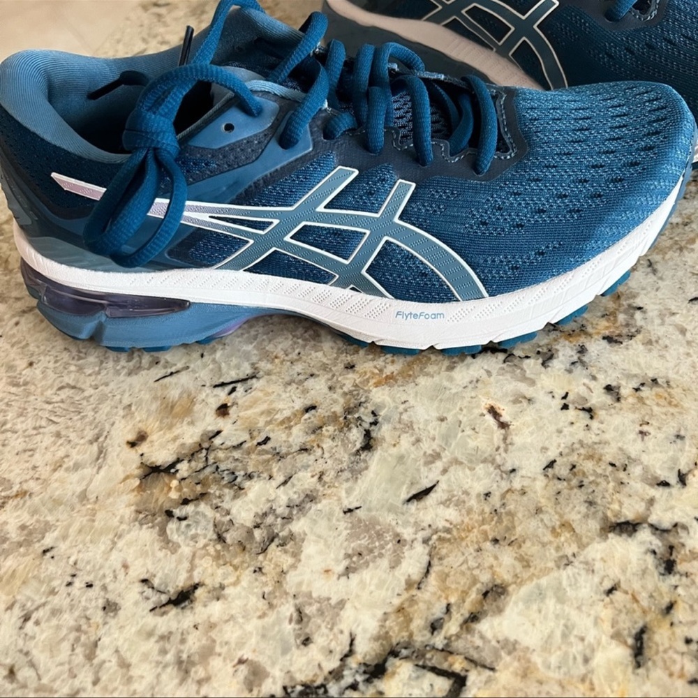 Brand new never worn ASICS ladies sneakers.